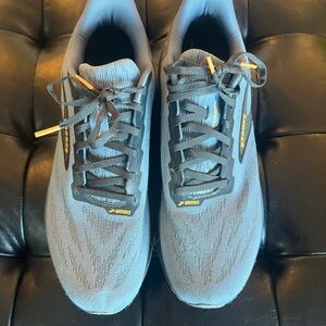 Brooks Launch charcoal light grey